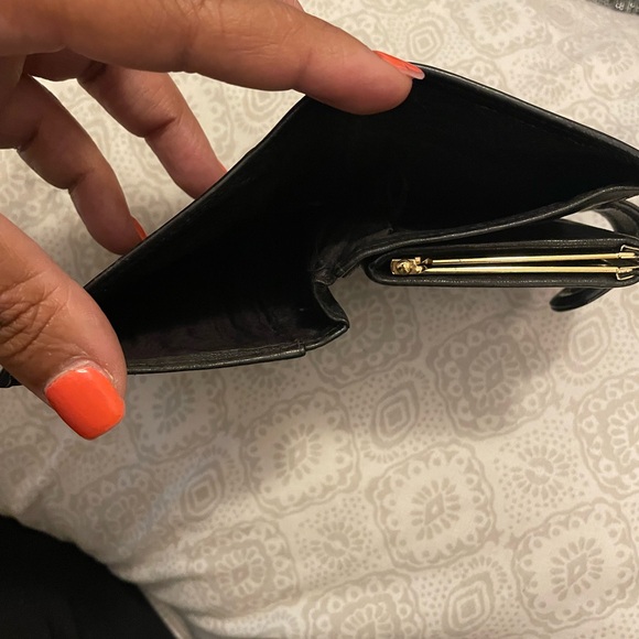 💕CHANEL
Caviar Kisslock Wallet - Picture 7 of 12